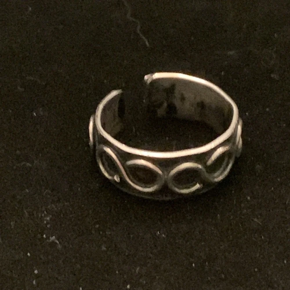 Vintage‎ Sterling Silver Black Enamel Infinity Ring size 7